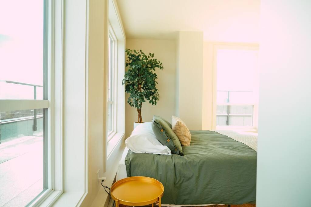 Chic Cozy Retreat - 2Br - Stunning North End Views Apartment Халифакс Екстериор снимка