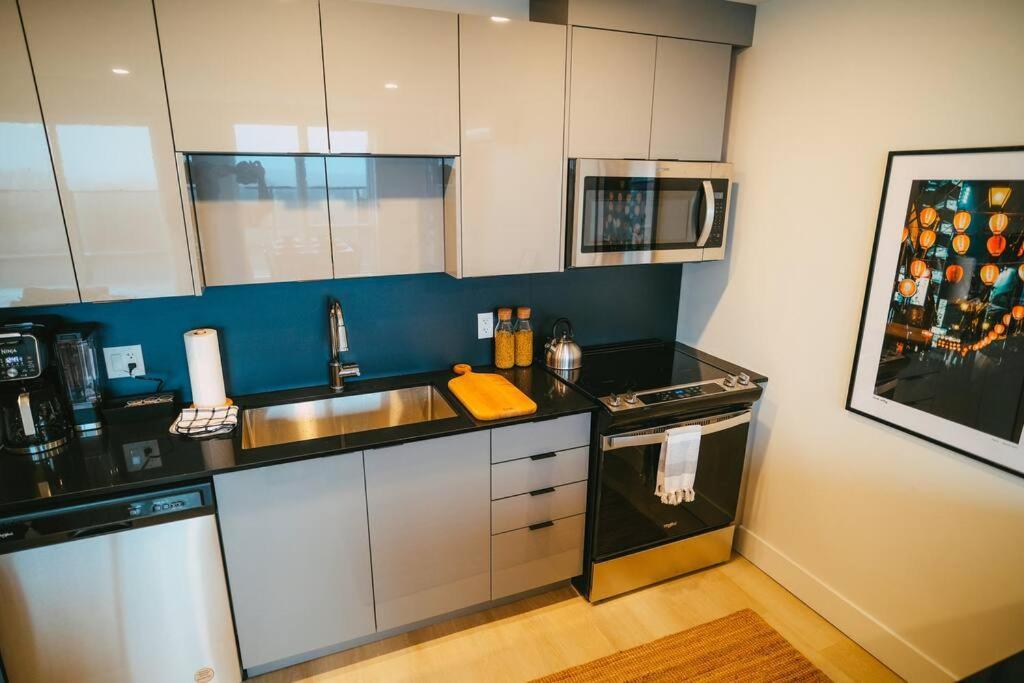 Chic Cozy Retreat - 2Br - Stunning North End Views Apartment Халифакс Екстериор снимка